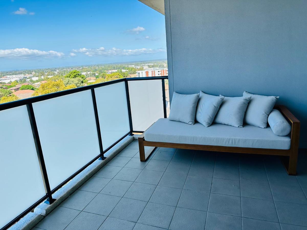Modern 2 Bedroom & 2 Bathroom Apartment With Stunning Sydney Cbd & Skyline Views! Liverpool Exteriér fotografie