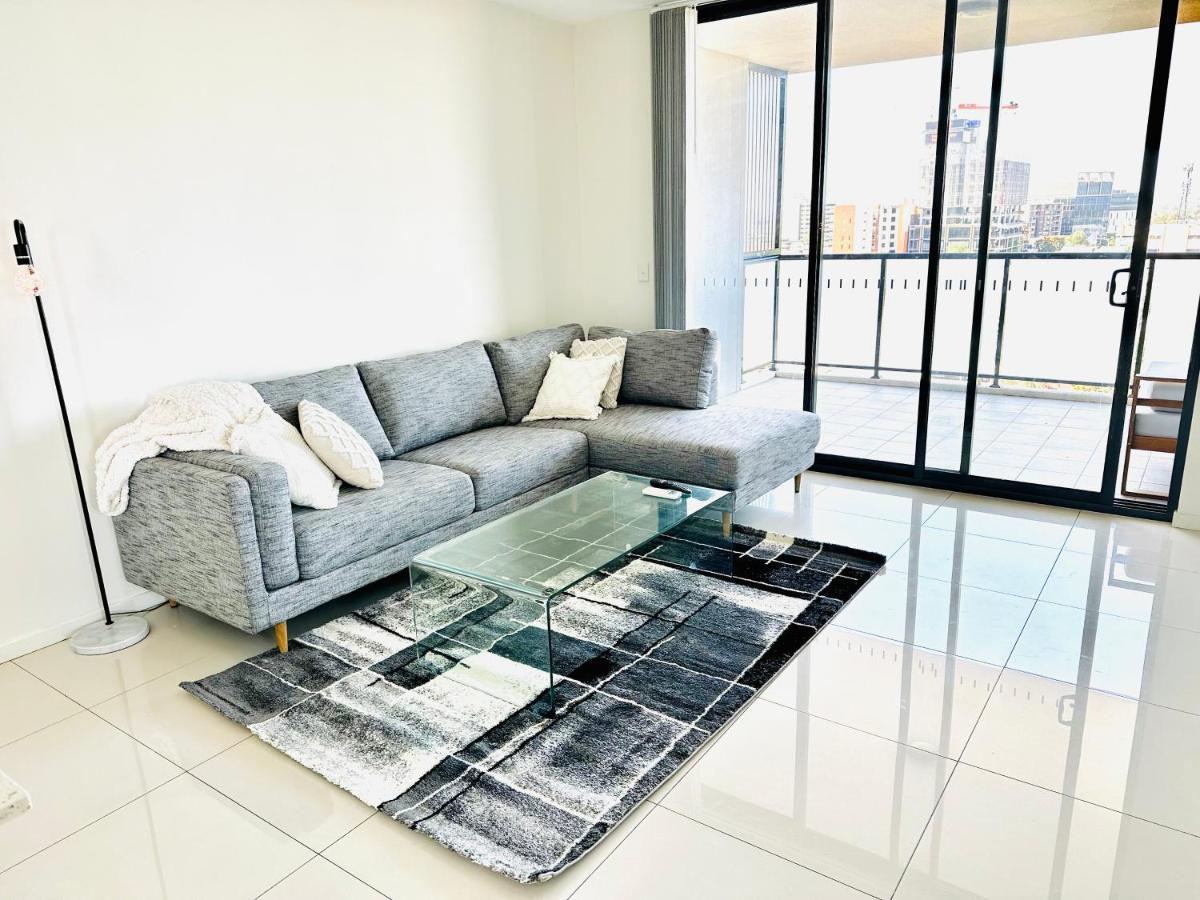 Modern 2 Bedroom & 2 Bathroom Apartment With Stunning Sydney Cbd & Skyline Views! Liverpool Exteriér fotografie