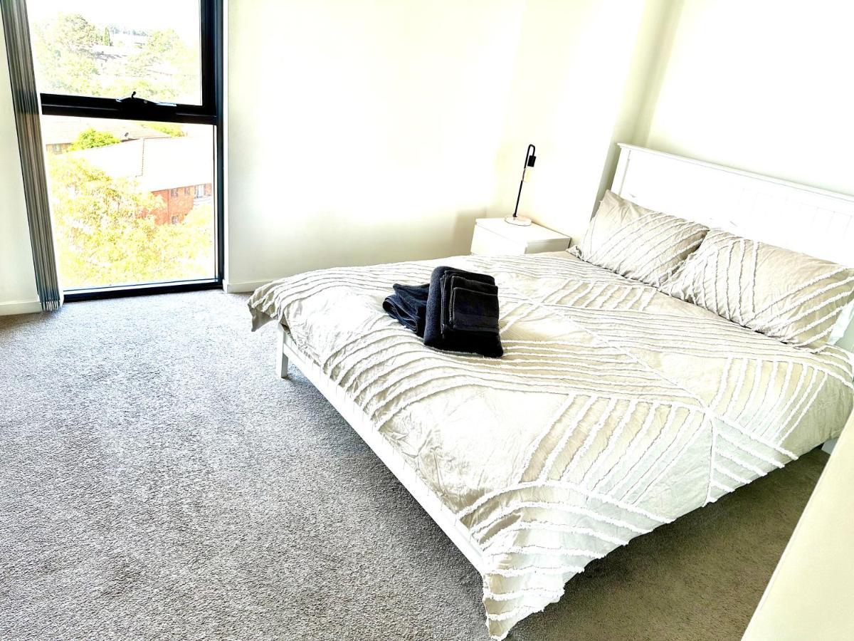 Modern 2 Bedroom & 2 Bathroom Apartment With Stunning Sydney Cbd & Skyline Views! Liverpool Exteriér fotografie