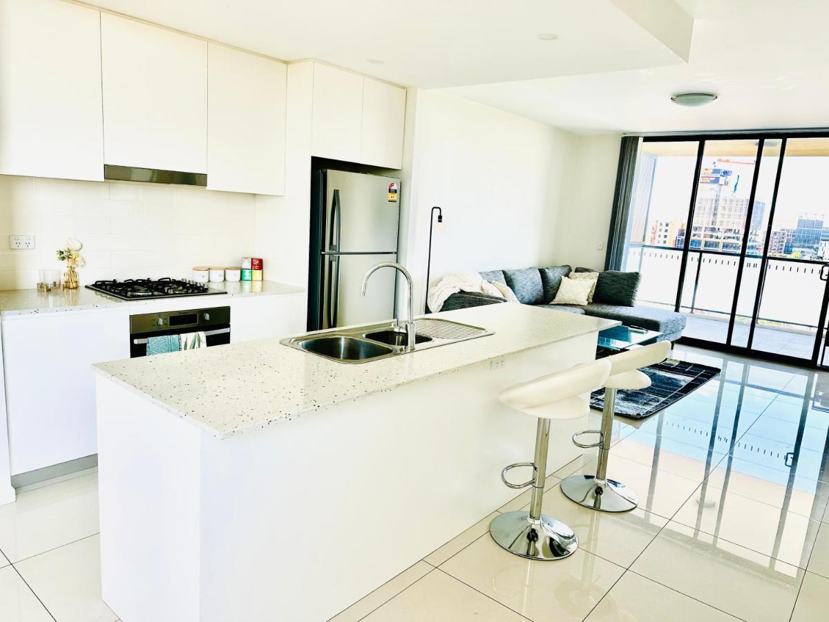 Modern 2 Bedroom & 2 Bathroom Apartment With Stunning Sydney Cbd & Skyline Views! Liverpool Exteriér fotografie